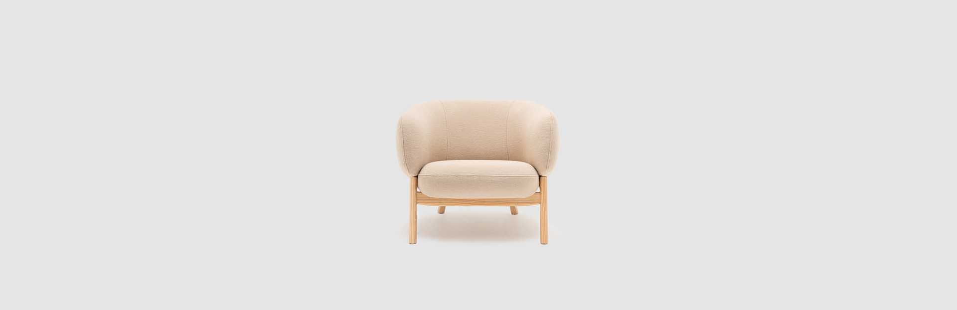 sillón con base de madera Grand Grace